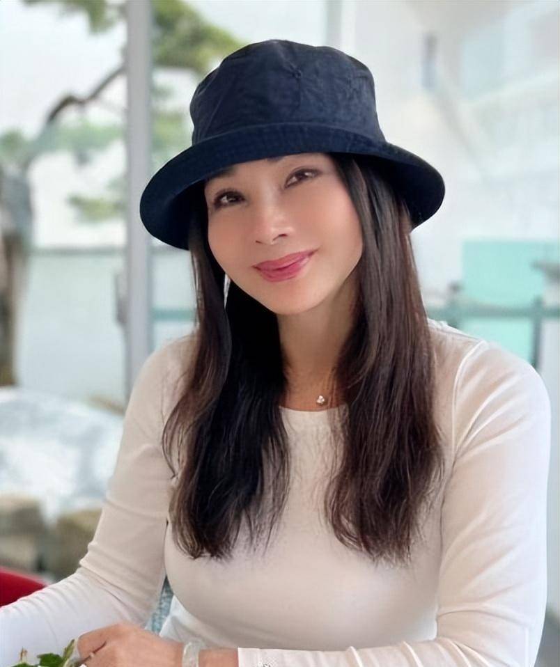 "亿万富婆"陈美凤:66岁身边仍追求者不断,现男友比她小30岁_徐福_感情