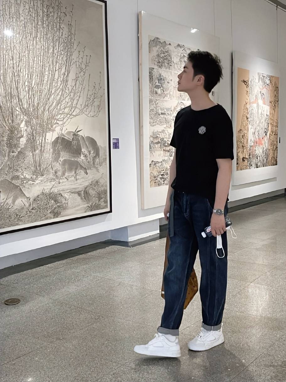 余少群:去看书画展,3个月内减肥10斤瘦到脱相不如之前那般帅气_视频