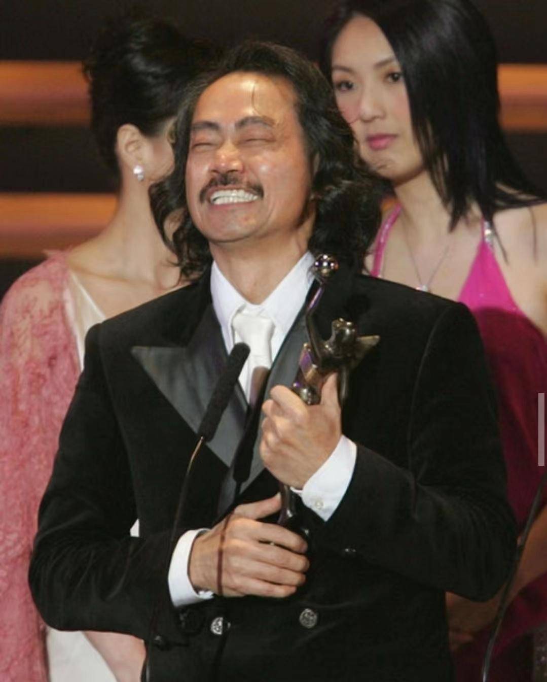 对此,事后网友忍不住为元华的身材点赞.