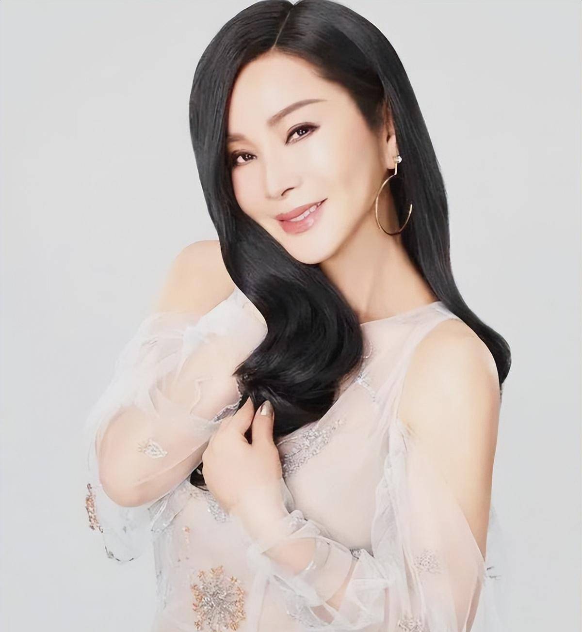 亿万富婆陈美凤66岁身边仍追求者不断现男友比她小30岁