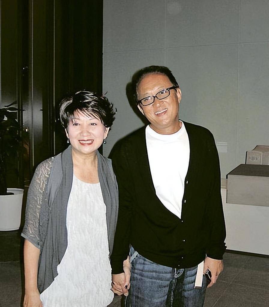 香港演员方平 曾是潇洒浪子 却能与鲍起静恩爱不离 如今72岁气质儒雅
