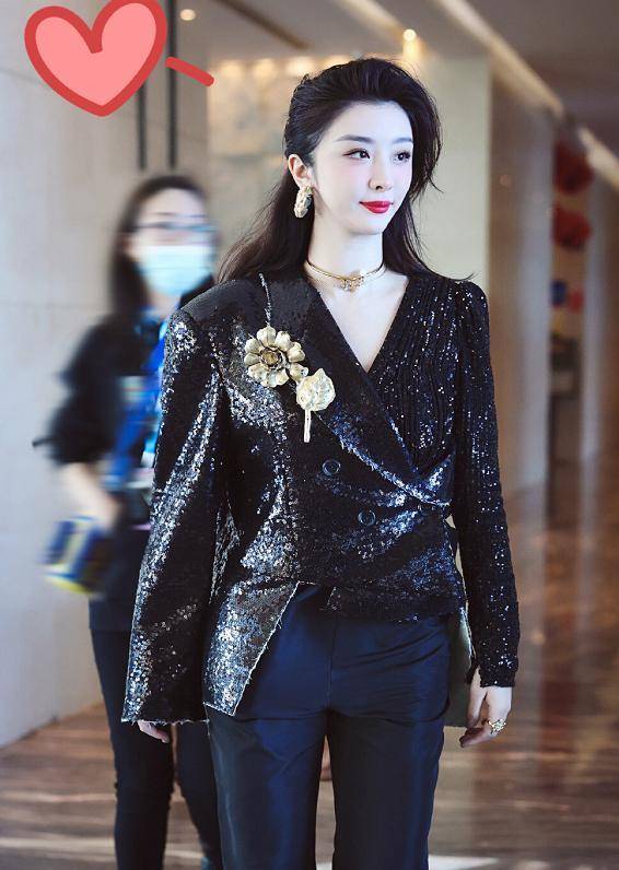 赵小棠胖了多少,穿无痕裤被关美颜,腿都是助理2倍粗了_时候_青春_身材