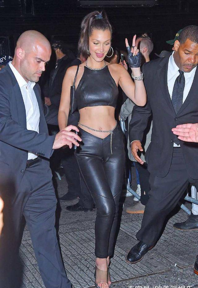 贝拉哈迪德出门被拍,超模穿得很时髦,她越来越有亲和力!