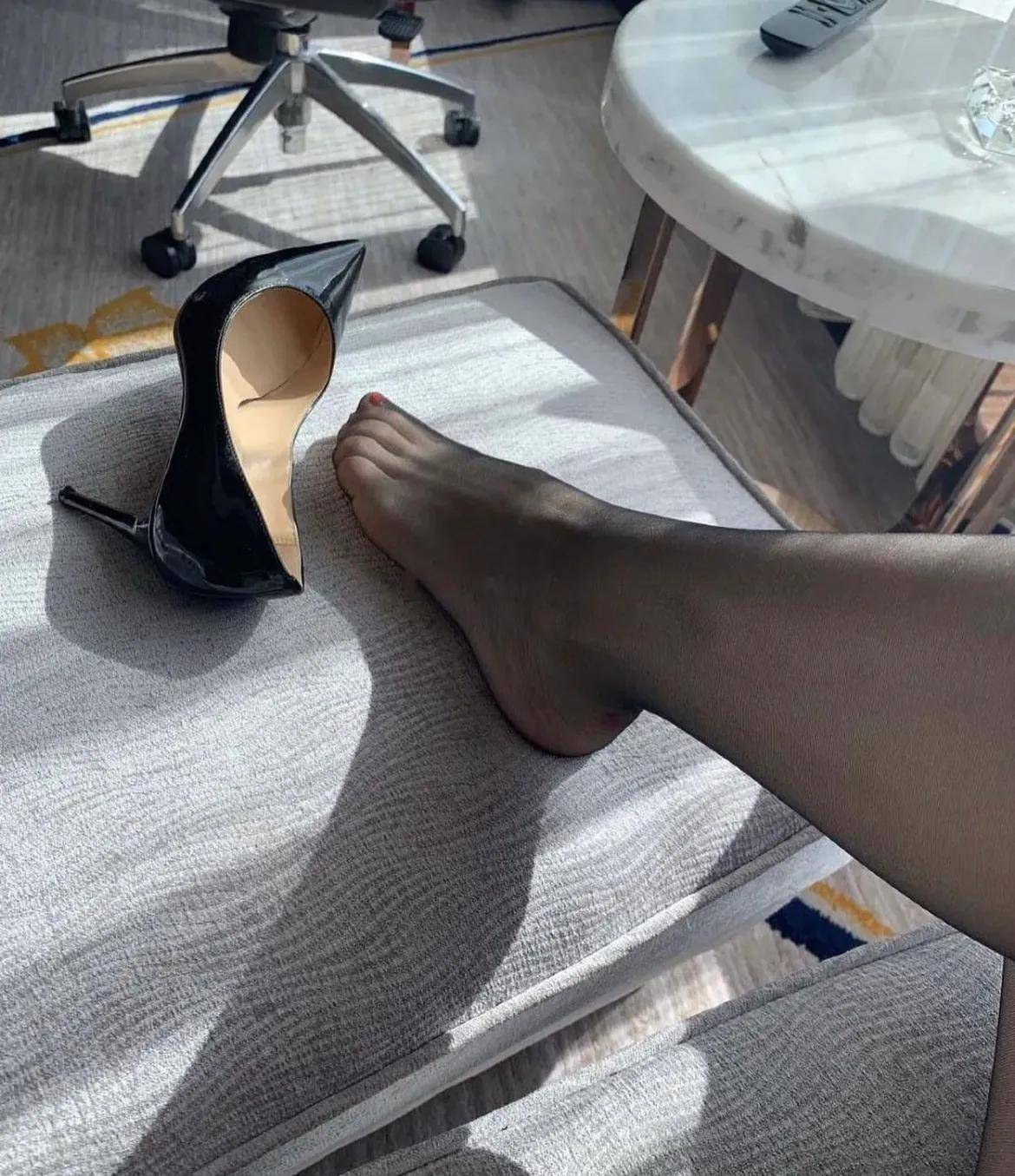 黑丝脚 黑丝丝袜展现女性优美曲线的神器_场合_款式_服饰