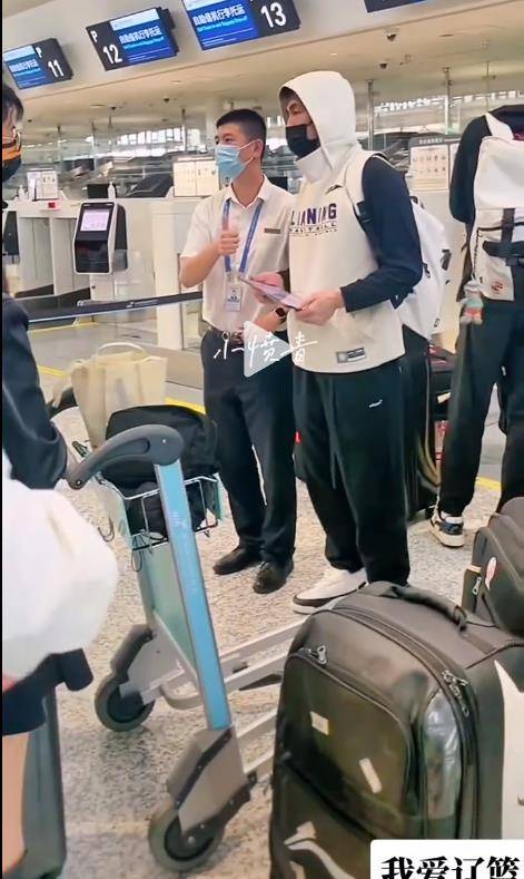 辽篮回沈阳:郭艾伦忙合影,继伟莫兰德疲惫,杨鸣微笑 和浙江同机_艾伦