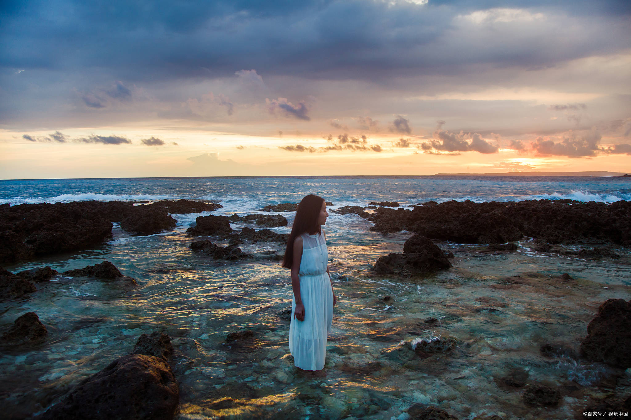 那背负太阳和大海的男孩竖立于风中,在他身后黑暗逐渐消失而曙光初现