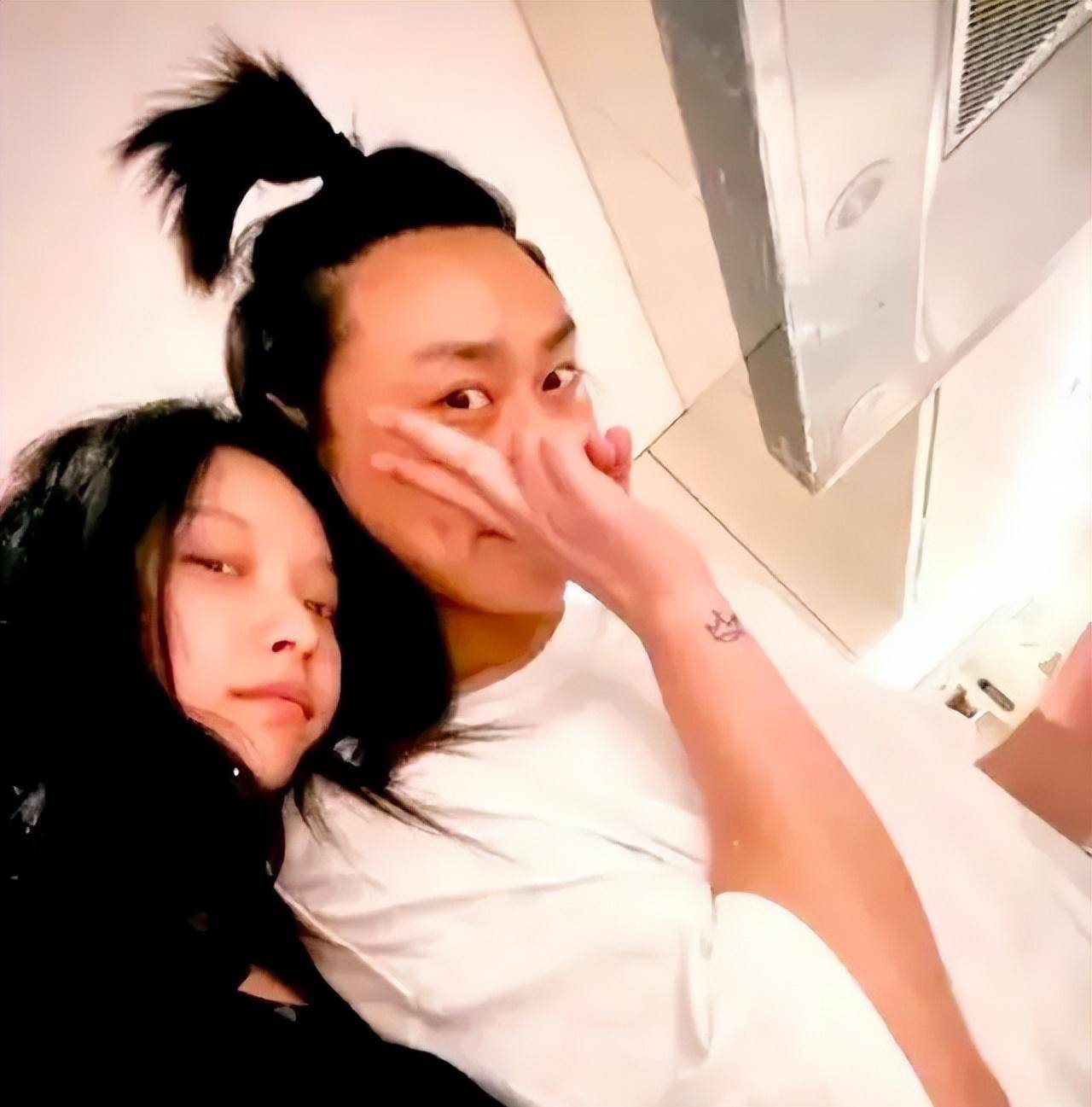 仔细看他女朋友的身家,也算漂亮,但跟倪妮之前的两个女朋友比起来,就