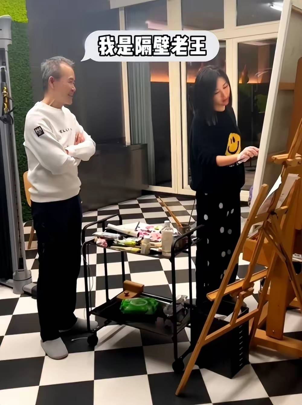 王石头发稀疏快秃顶,田朴珺发量浓密,晒近照年龄差明显.