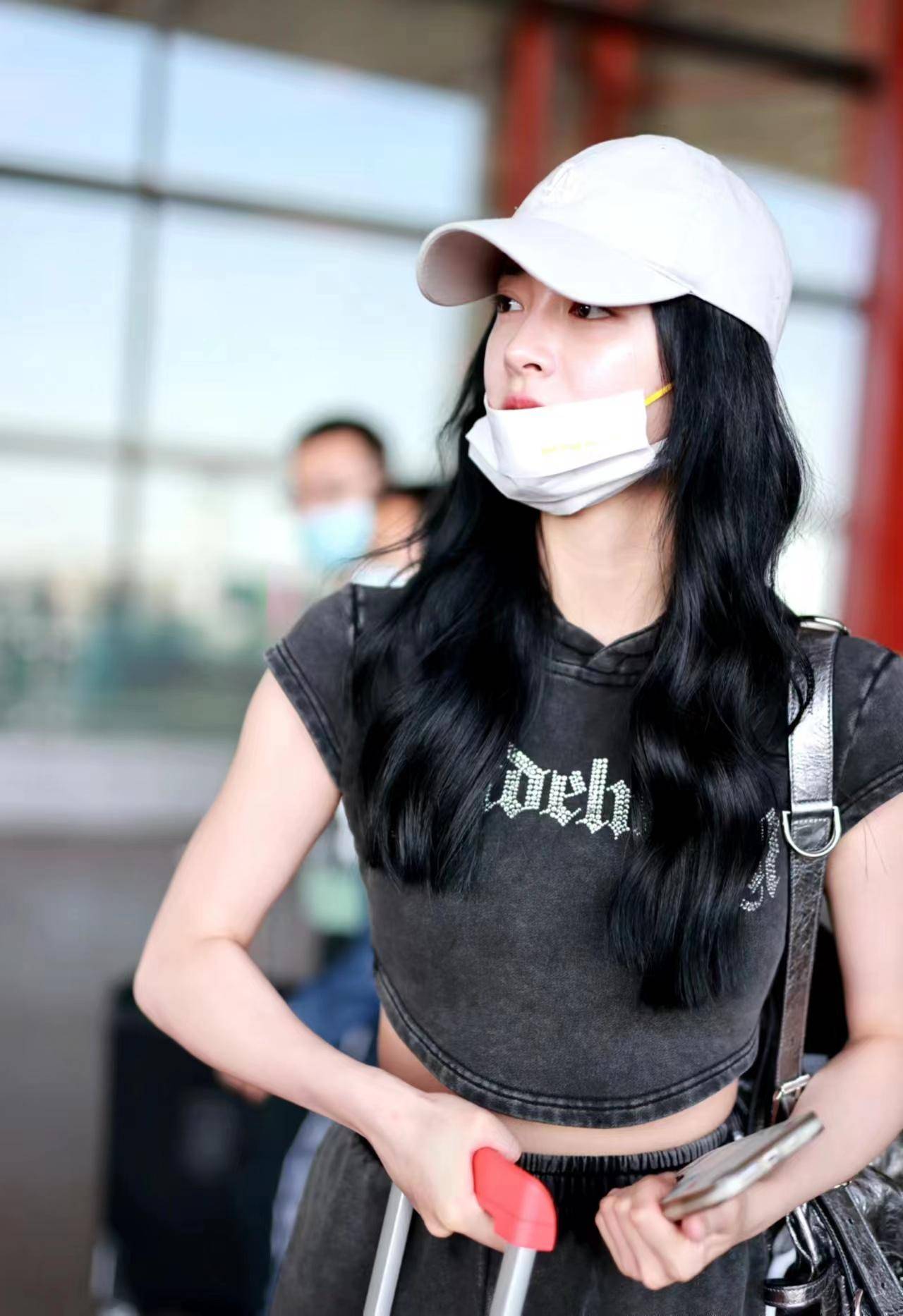 周洁琼现身机场,露脐牛仔上衣搭牛仔阔腿裤,休闲又时髦!