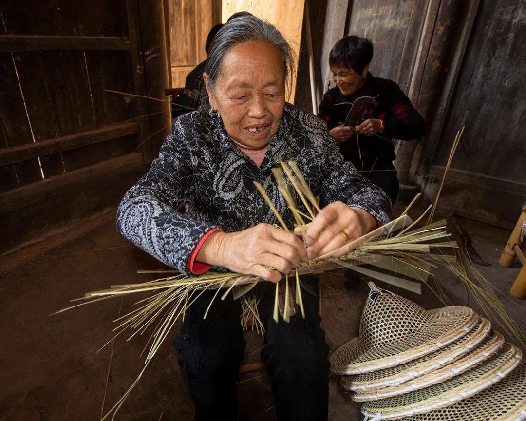 广丰:手工编斗笠 非遗代代传_桐畈镇_上饶市_文化
