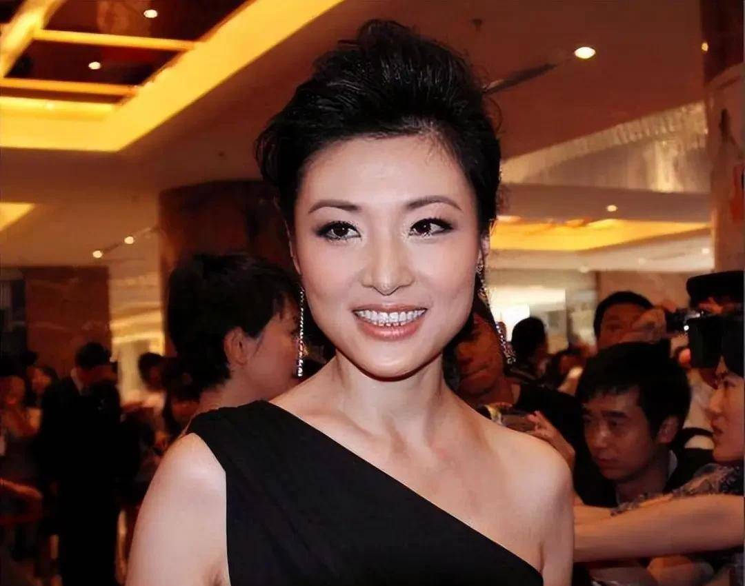 54岁周涛近照曝光,穿旗袍配灰色外套气质端庄优雅,弯腰送道具_董卿