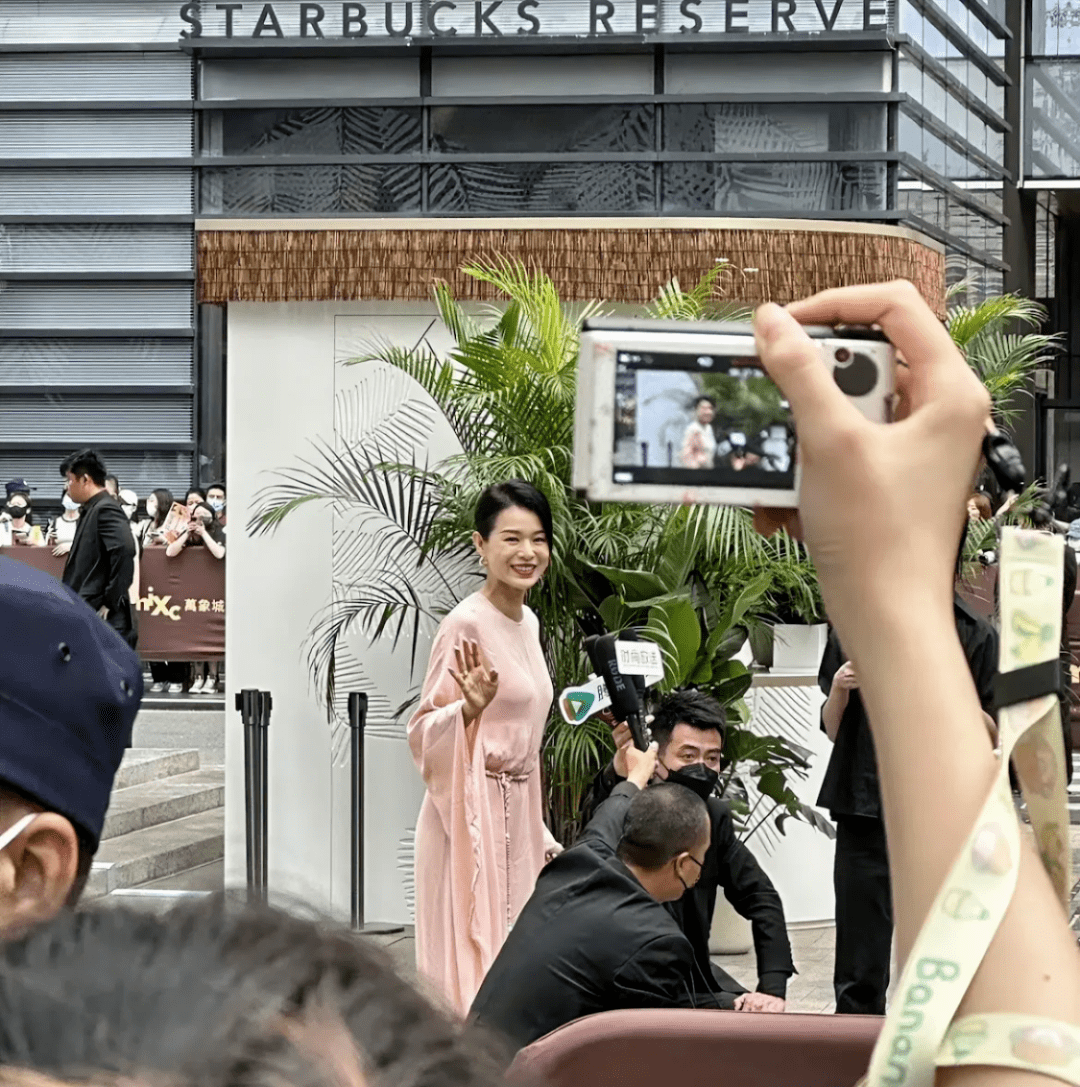 宋佳胡杏儿仅差1岁像两代人,一个清新少女,一个生三娃大婶体态_显得