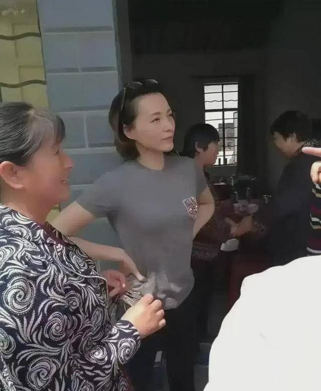 董卿不愧是气质美人,素颜穿基础款回农村吃席,站人群中依然惊艳