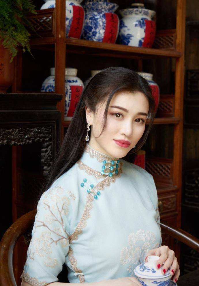 明眸皓齿,神态如兰花,如出画中的仙女.