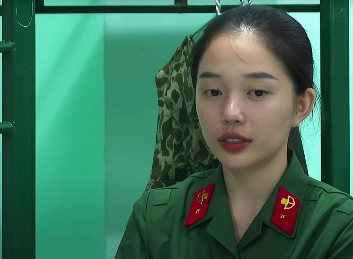 "流氓女神"在海滩上大胆地穿_身材_直播_美女