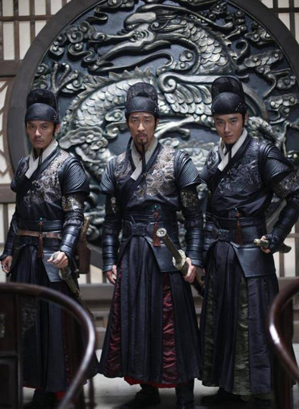 男星同穿飞鱼服:任嘉伦帅气张震凌厉,朱亚文被笑厂里厂气_锦衣卫_造型