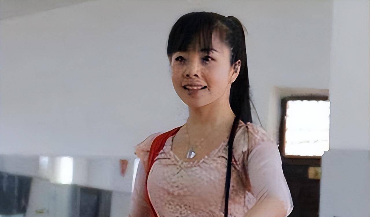 王二妮:22岁成名,放弃百万年薪嫁农村小伙,如今带妹妹做活动_时候