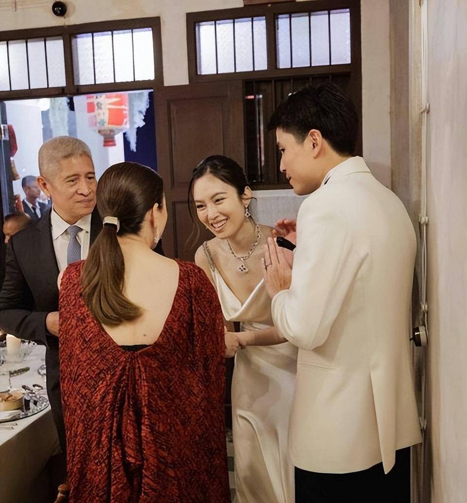 出席迪奥晚宴穿透视抹胸裙,嫩如小姑娘_伍伦_衣服_活动