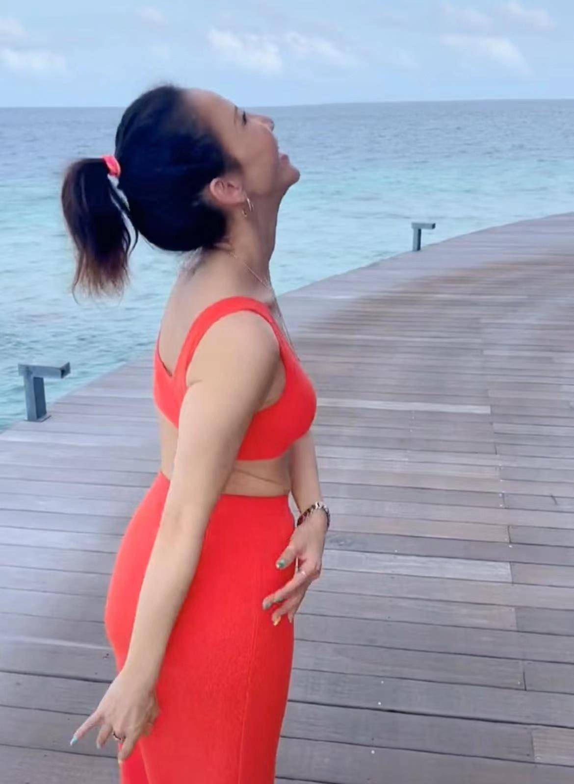 47岁李玟晒美照显老态,穿比基尼腰间赘肉抢眼,腋下堆出几层褶皱_身材