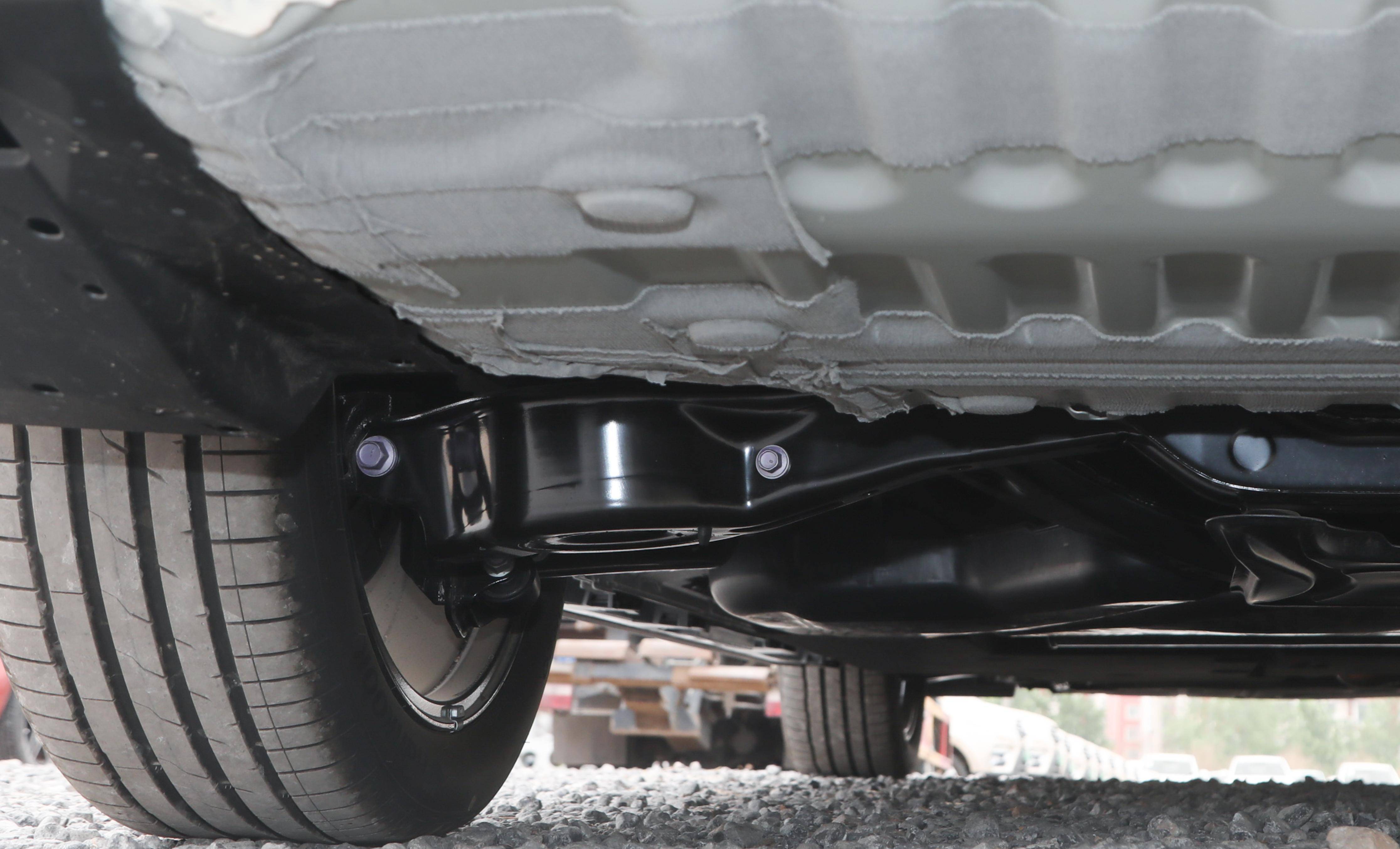 底盘部分采用承载式车身结构,前置前驱布局;悬架采用前麦弗逊式独立