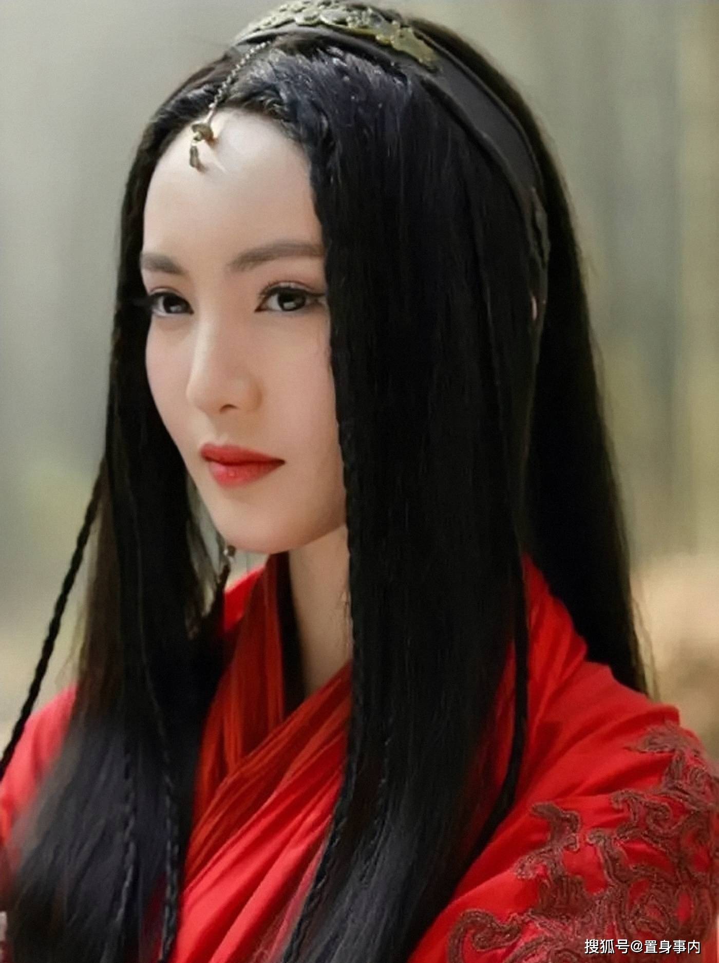 2015年时,金晨在《无心法师》中饰演了女主角"月牙",当时她不自然的脸