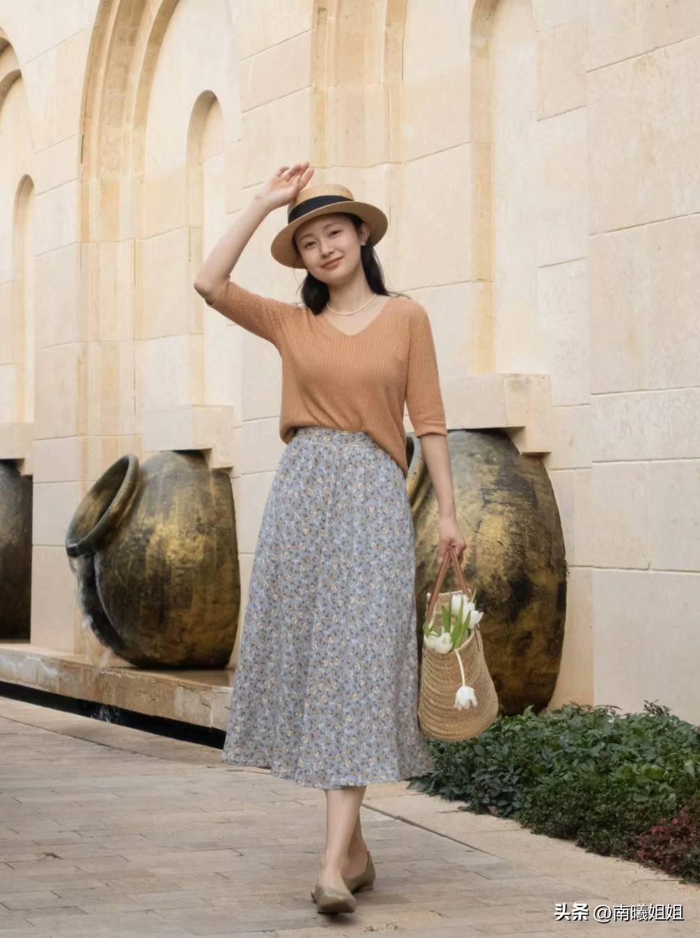 这才是45岁女人春夏该有的打扮:膝下裙 低跟鞋,优雅又迷人_裙装_鞋子
