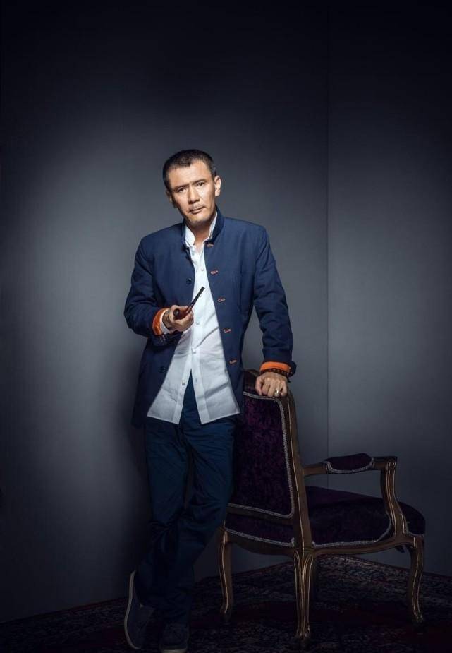 老戏骨姚安濂女儿出嫁,他穿着一身西装满头银发,却依旧精神抖擞_男性