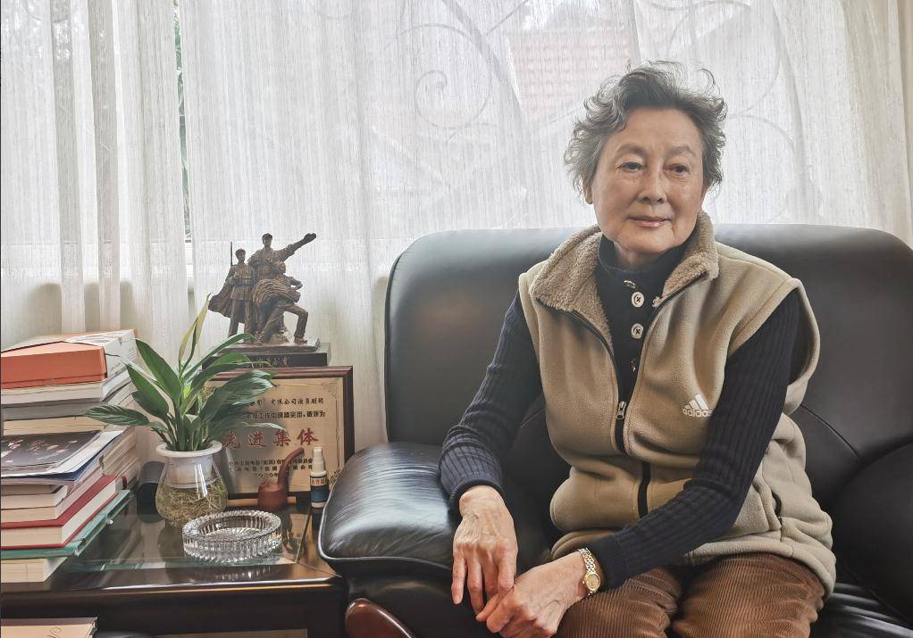 艺术家向梅:与丈夫恩爱一生对他有亏欠,儿子儿媳孝顺,晚年幸福_红色