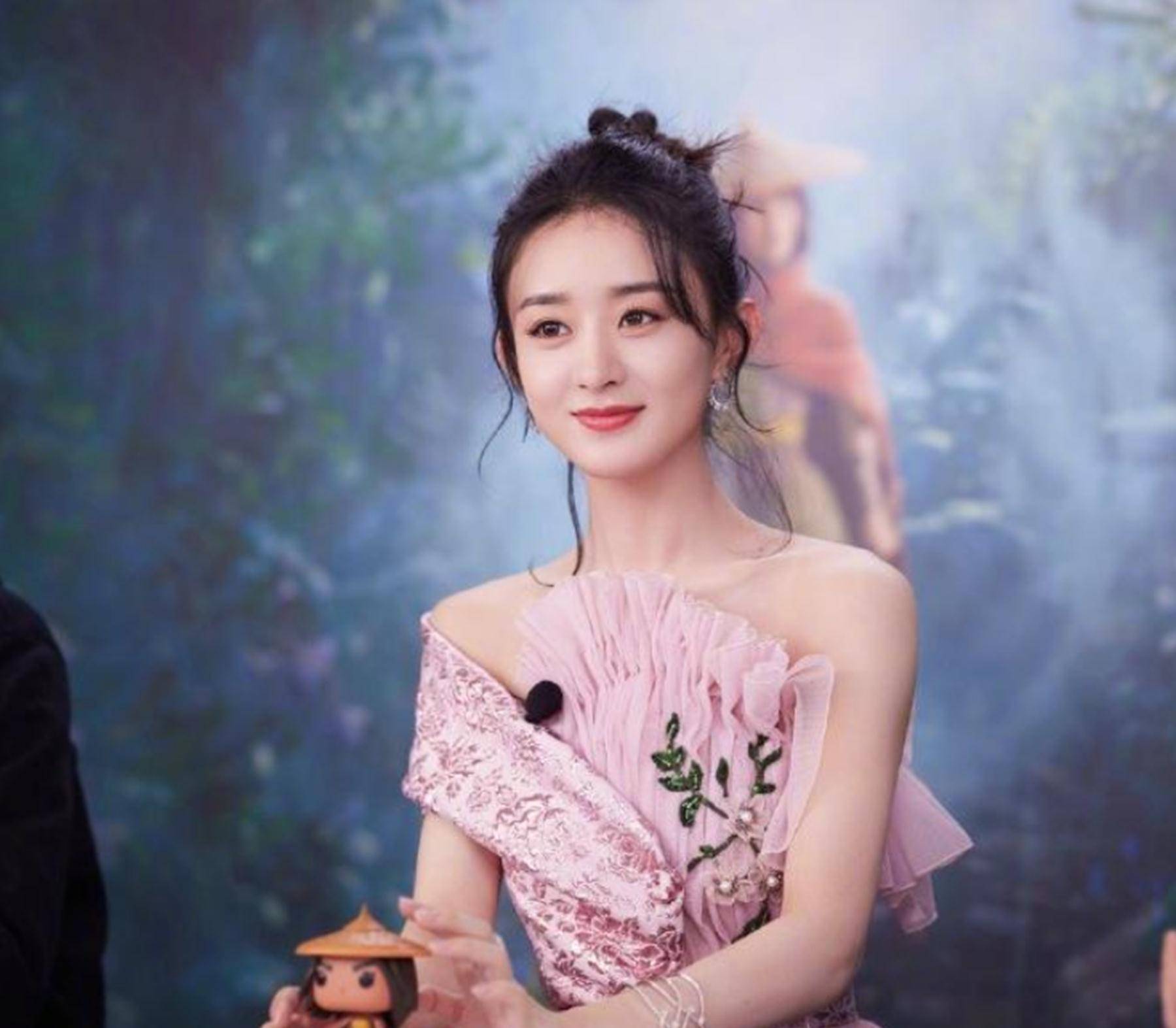 赵丽颖弟弟:浓眉大眼不输冯绍峰,在家打工照顾父母,妻子像明星_赵建飞