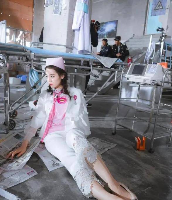 迪丽热巴挑战制服风采,穿粉色护士服大秀女神气质,让人心动_时尚_风格