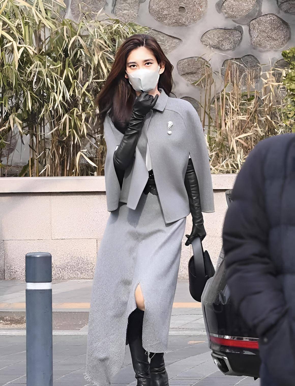 单身富婆李富真,颜值回春端庄大方,手挽儿子,犹如姐弟_任佑宰_李健熙