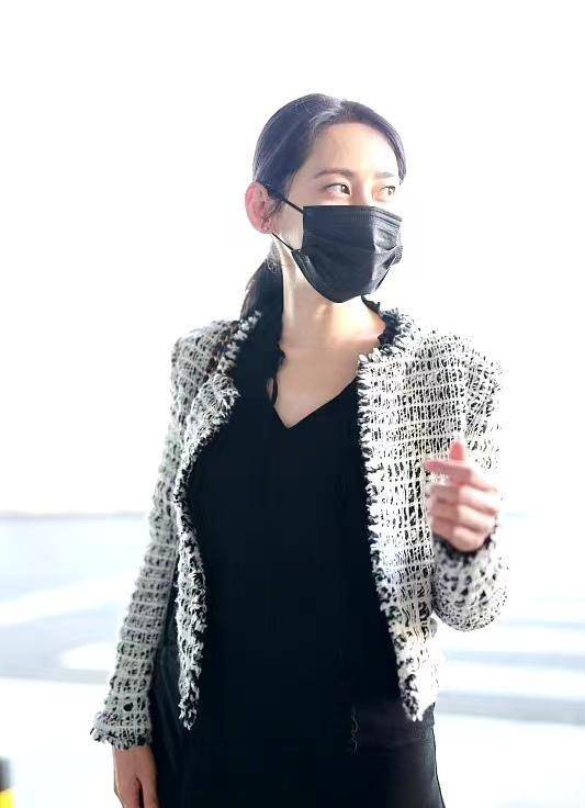 这不,浪姐4的剧透照启程秋瓷炫机场录制,我们可以看看她优雅大方的穿
