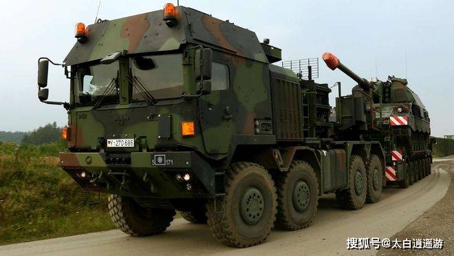 slt mammut 将一辆 panzerhaubitze 2000 运送到行动地点在福森阿尔高