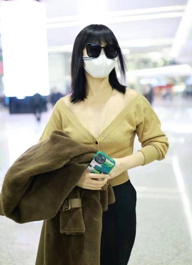 谭卓真是豪放,机场穿针织衫内搭空气,大方秀葫芦身材太养眼_造型_气质