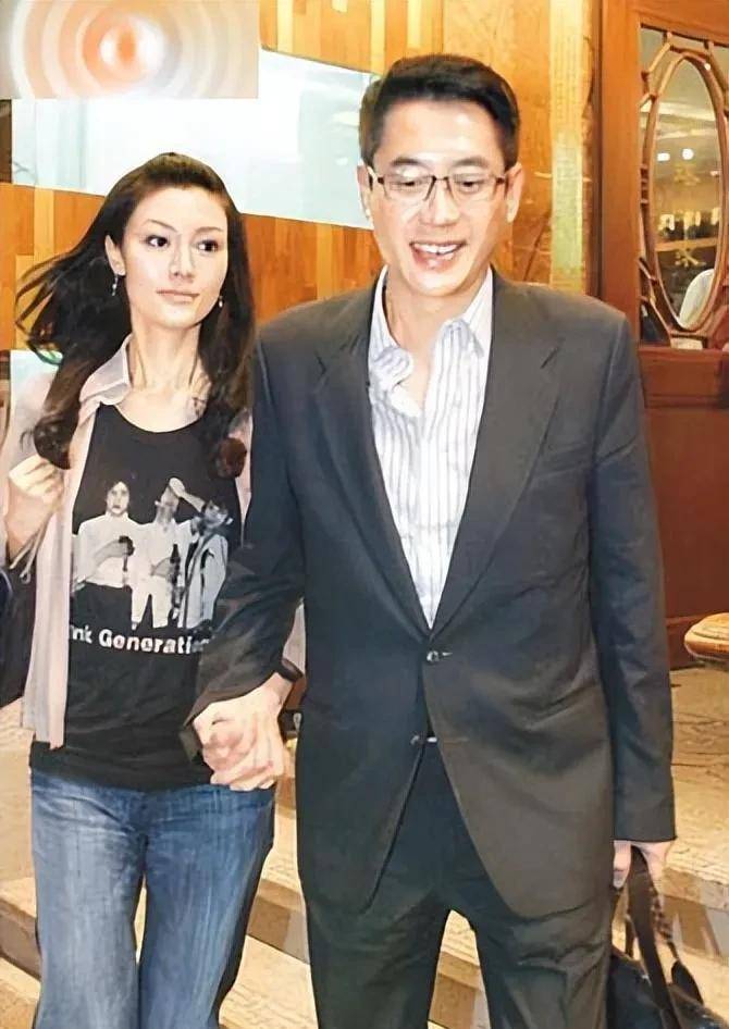 赌王最讨厌的女婿,一生喜爱绝色美女,情归蛇蝎美人李嘉欣_何超琼