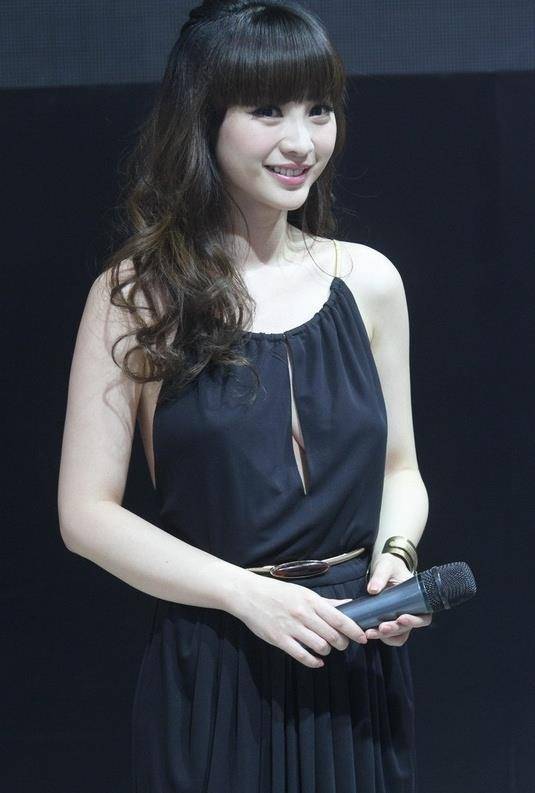 当红女星被讽靠露身材走红,曾为母亲治病入圈,今40岁单身一人_柳岩