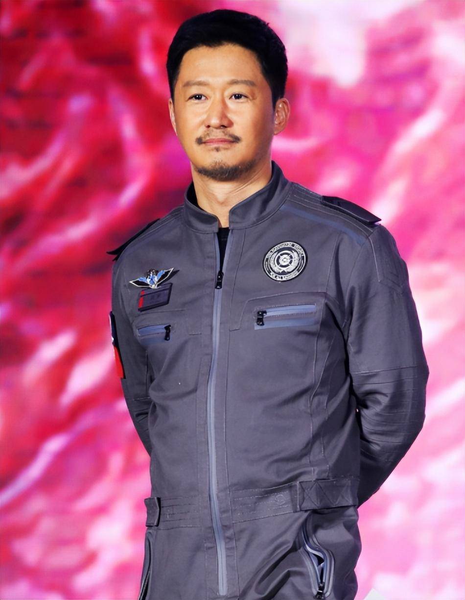 圈内有合适的角色,都会找吴京,而他非常认真,并且也不用替身的那种