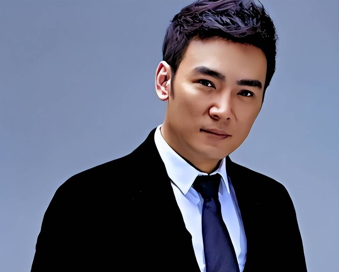 的焦恩俊穿着很正式,一身西装,锃亮的皮鞋,还有那半现代半古装的发型