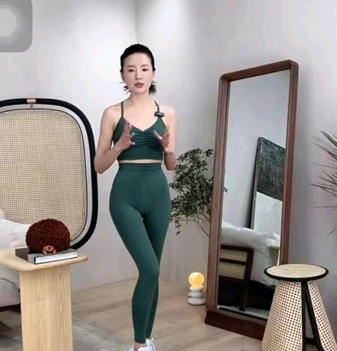 43岁女星穿瑜伽裤出镜,被质疑打擦边球,细心网友提醒穿反了_董洁