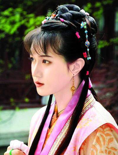 男星女装大比拼,王俊凯鹿晗甜美,刘宇宁变化大,肖央令人意外_扮相