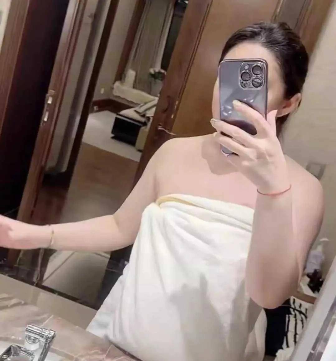 为卖货裹浴巾出镜,网友直呼辣眼睛_吴琼_王长贵_直播