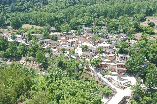 东濒核桃树,韩庄村,西临马市坪乡,南接寨坡村,北连鲁山县Ⅹ024公路