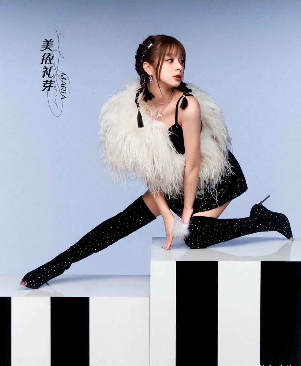 镂空裙,徐怀钰的绝对领域,李彩桦的透视裙,都不敌美依礼芽的过膝袜子