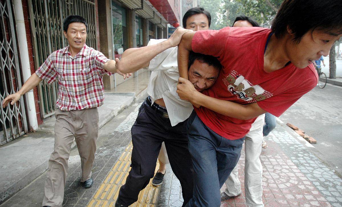 四川父子俩被群殴还手遭拘,更多细节曝光,警方认定为"互殴"_事情_双方