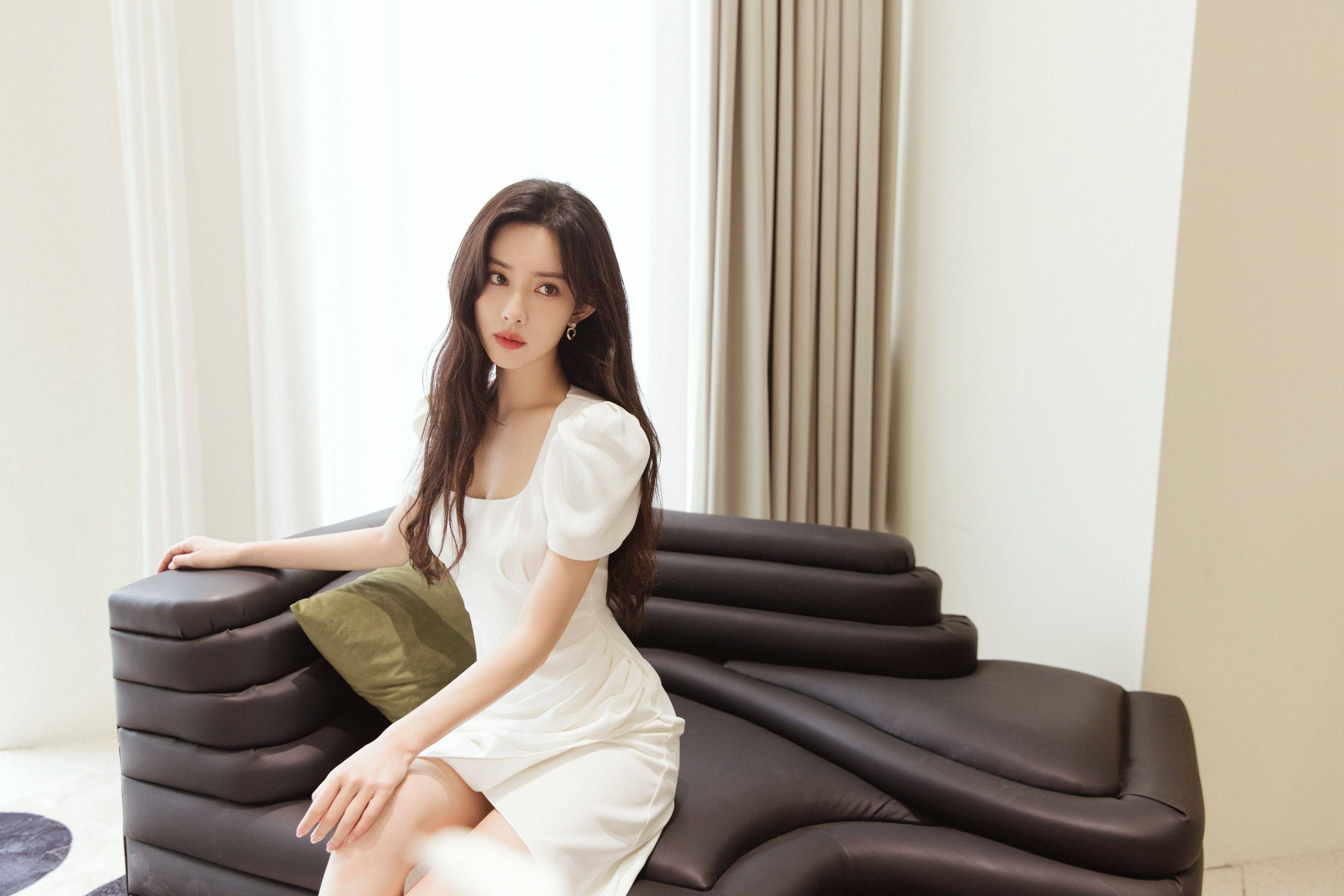 孟子义一袭白色连衣裙搭配金色耳饰优雅写真_凹凸_身材_皮肤