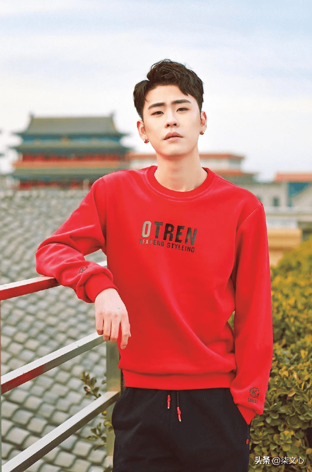 张云雷在南京火车站意外坠台,全身粉碎性骨折,导致他无法继续参加之后