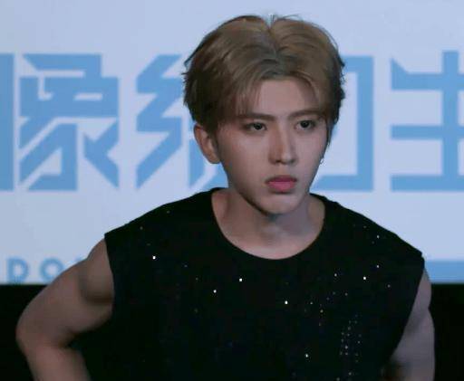 蔡徐坤换装间隙被拍,手臂线条好迷人,果真是穿衣显瘦脱衣有肉_肌肉