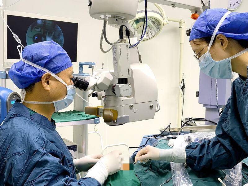 从十年前就出现溢泪的情况,起初在当地医院进行了泪道激光手术治疗