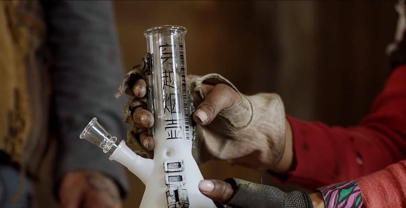 全世界都说中国话,说英文会被嘲笑,爆笑科幻片_穿越_兄妹俩_烟壶