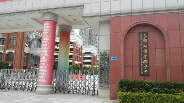 前十的学校除了前三外,其他7所中学的实力几乎在伯仲之间,均在20%以下